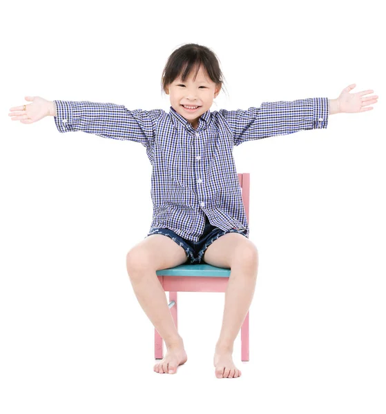 Foto di asiatica bambina che guarda la fotocamera con il sorriso in faccia . — Foto Stock