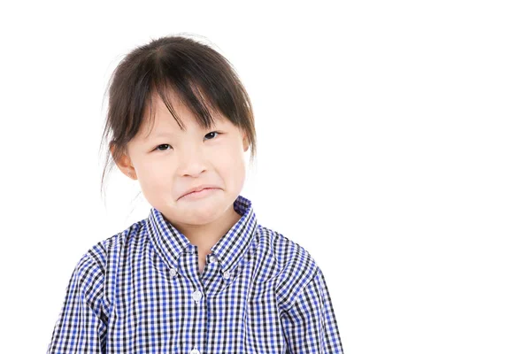 Foto eines kleinen asiatischen Mädchens, das mit einem Lächeln in die Kamera blickt. — Stockfoto