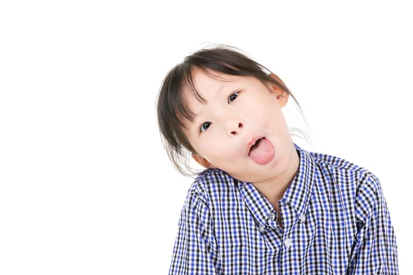 Foto av asiatisk liten flicka tittar på kamera med leende ansikte. — Stockfoto