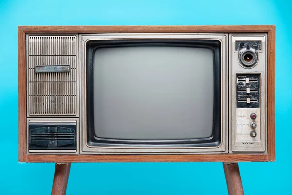 Vintage TV geïsoleerd op blauwe achtergrond . — Stockfoto