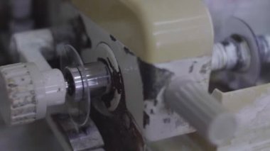 Objektif, göz gözlükleri otomatik makine ile kes. 