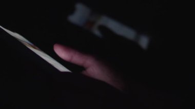 Bir kadının el kullanarak ve dokunmatik ekran akıllı telefon evde Touch-Type .