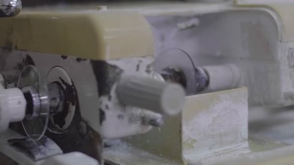 Couper Lentille Les Lunettes Avec Une Machine Automatique — Video