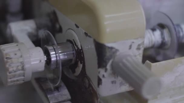 Couper la lentille, les lunettes avec une machine automatique . 