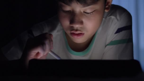 可爱的亚洲儿童手绘图在平板电脑的屏幕上用手写笔 儿童在高科技平板电脑的触摸屏上画一幅画 儿童学习艺术和使用平板电脑 — 图库视频影像