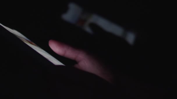 Hand Van Een Vrouw Gebruikend Aanraking Type Slimme Telefoon Van — Stockvideo