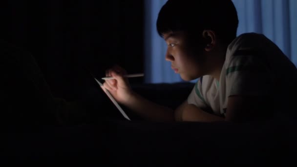 Niedliche Asiatische Kinderhandzeichnung Auf Dem Bildschirm Eines Tablet Computers Mit — Stockvideo