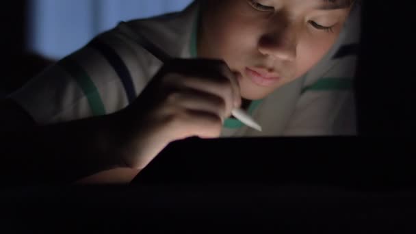 Симпатичный Азиатский Рисунок Рукой Ребенка Экране Планшетного Компьютера Карандашом Стилуса — стоковое видео