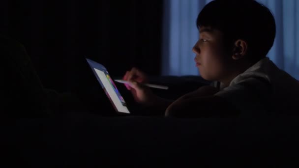 スタイラスペンシルでタブレットコンピュータの画面上に描くかわいいアジアの子供の手 子供は ハイテクタブレットのタッチスクリーンに絵を描きます 子供の学習芸術とタブレットを使用して — ストック動画