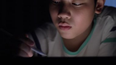 Sevimli Asyalı çocuk el Stylus kalem ile tablet bilgisayar ekranında çizim. Çocuk yüksek teknoloji tabletin dokunmatik ekrana bir resim boyar. Çocuk sanat öğrenme ve tablet kullanarak.