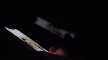 Bir kadının el kullanarak ve dokunmatik ekran akıllı telefon evde Touch-Type .