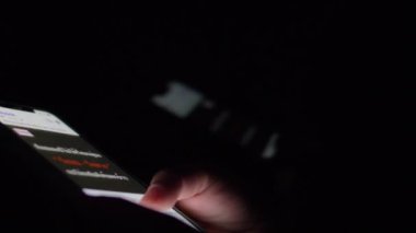 Bir kadının el kullanarak ve dokunmatik ekran akıllı telefon evde Touch-Type .