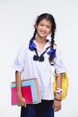 Gri artalan üzerinde Kırtasiye ile öğrencinin üniforma sevimli kız