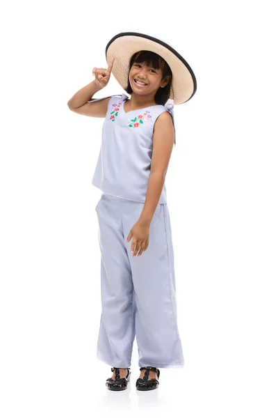 Carino bambina in piedi in costume da bagno e cappello sulla schiena bianca — Foto Stock
