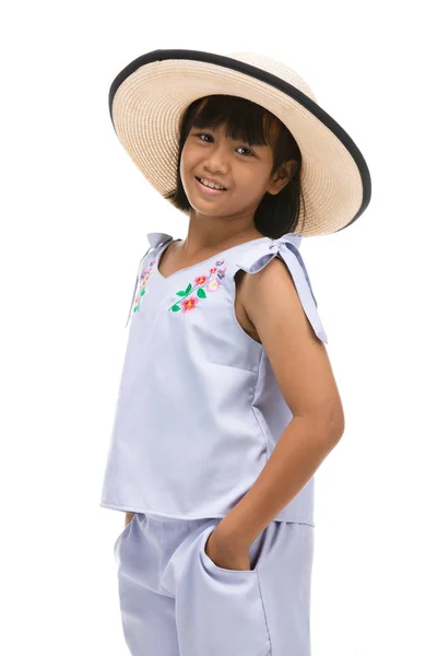 Roztomilá holčička, která stála v plaveckém oblečení a čepici na bílém zádech — Stock fotografie