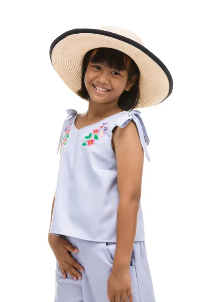 Roztomilá holčička, která stála v plaveckém oblečení a čepici na bílém zádech — Stock fotografie