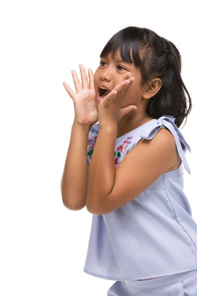 Leuke Aziatische donkere kleine meisje het maken van een grappige emotie op gezicht . — Stockfoto