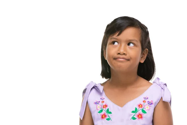 Söt asiatisk mörk liten flicka som gör en rolig känsla på ansiktet . — Stockfoto
