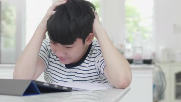 성질을 아시아 소년은 태블릿 컴퓨터를 사용하여 숙제를하여 정보를 찾았습니다 — 비디오
