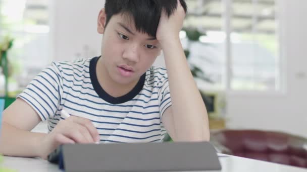 Garçon Asiatique Mauvaise Humeur Fait Ses Devoirs Aide Ordinateur Tablette — Video