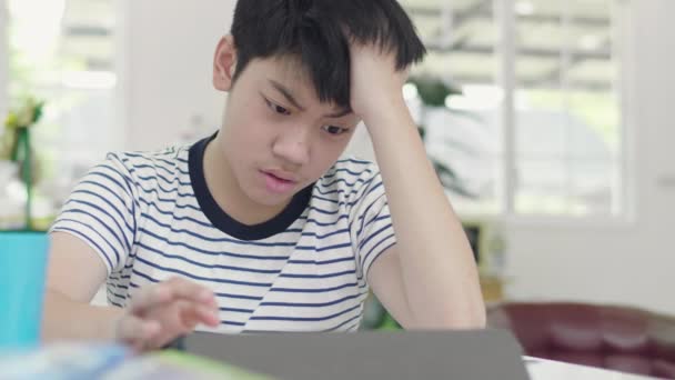 Garçon Asiatique Mauvaise Humeur Fait Ses Devoirs Aide Ordinateur Tablette — Video