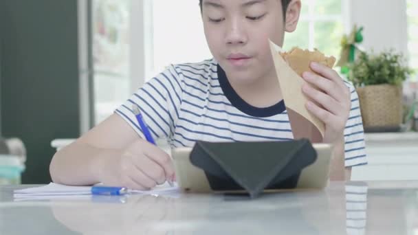 Азіатський Хлопчик Сидить Стільці Вдома Робити Домашнє Завдання Допомогою Планшета — стокове відео
