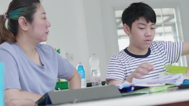 Mãe Asiática Rigorosa Está Verificando Educação Filho Filho Foi Considerado — Vídeo de Stock