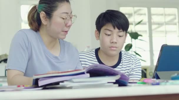 Madre Ayudando Hijo Hacer Tarea Casa Hermosa Madre Leyendo Libro — Vídeos de Stock