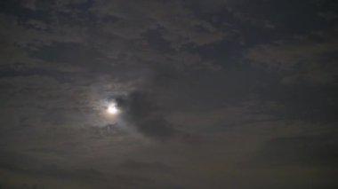 Zaman atlamalı bulutlar, yuvarlanan kabarık bulut hareket ediyor, Ultra Hd gece bulutları, Bulut ay ile karanlık gökyüzünde çalışan .4k Timelapse gece gökyüzü