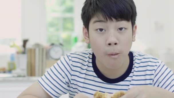 Niño Asiático Preadolescente Comiendo Alitas Pollo Nuggets Comida Rápida Primer — Vídeo de stock