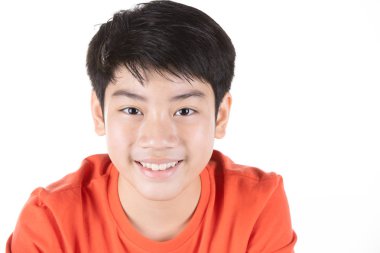 Gülümsemek yüzü ile kamera bakarak Asya küçük kız fotoğrafı.