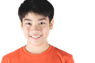 Asyalı genç mutlu çocuk kameraya bakarak fotoğraf