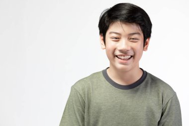 Beyaz arka plan üzerinde izole iyi asya çocuk bakmak Portresi.