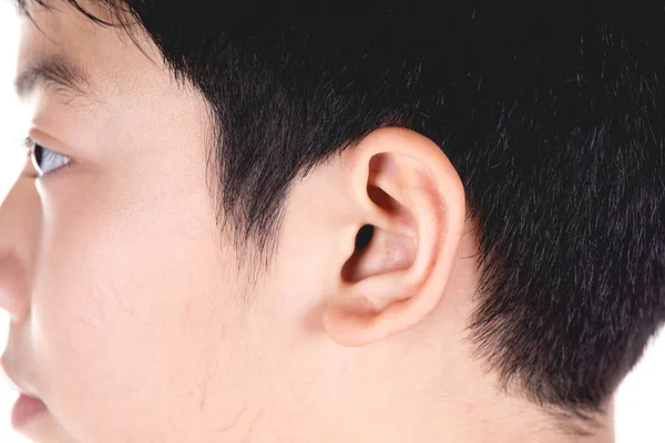 Close up Cabeça de asiático menino preto cabelo foco na orelha esquerda lado cabeça — Fotografia de Stock