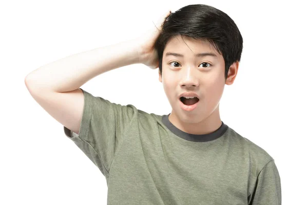 Kleine Aziatische jongen met zwart haar in grappig acteren proberen te amus — Stockfoto