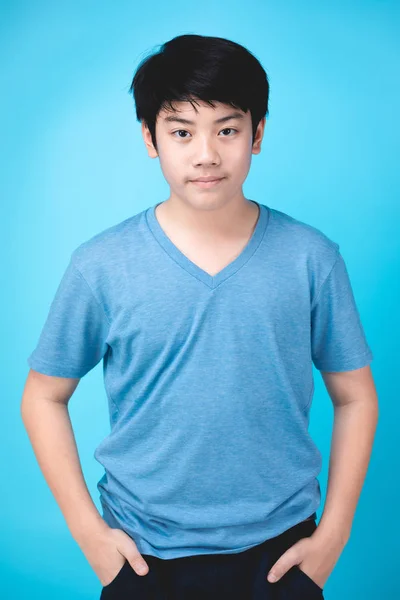 Portret wyglądać dobrze Asian Kid na niebieskim tle. — Zdjęcie stockowe