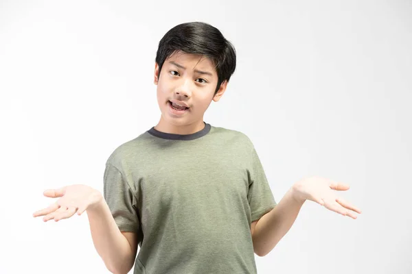 Malý asijský chlapec s černými vlasy v srandovní herectví Pokoušíš se — Stock fotografie