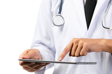 Stetoskoplu tablet bilgisayar kullanan doktor eli .