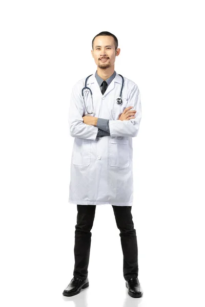 Asiático macho sonriente doctor en blanco uniforme de pie con stethos —  Fotos de Stock