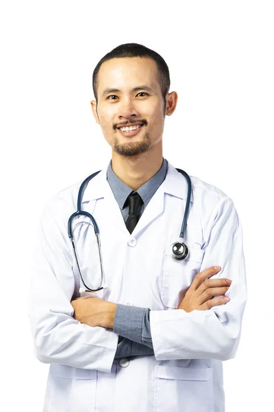 Asiático macho sonriente doctor en blanco uniforme de pie con stethos —  Fotos de Stock