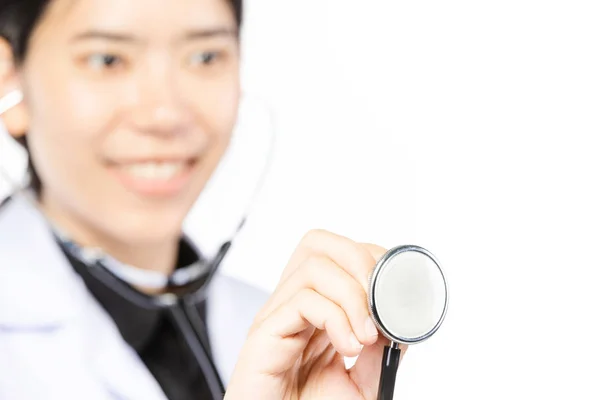 Asiatico sorridente medico in uniforme bianca in piedi con stetoscopio . — Foto Stock