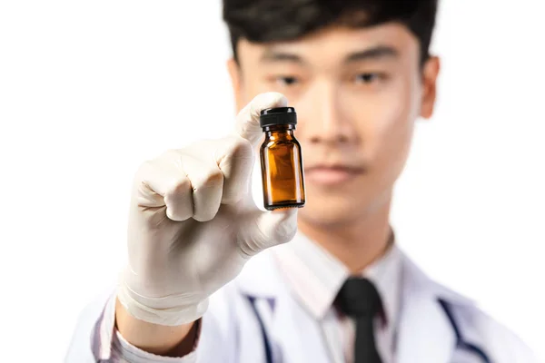 Asiatiska forskare hand Holding tom liten brun medicin flaska . — Stockfoto