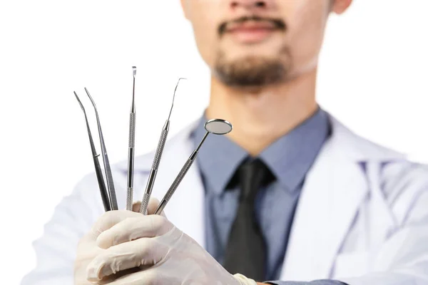 Asiático macho dentista con herramientas en blanco fondo . —  Fotos de Stock