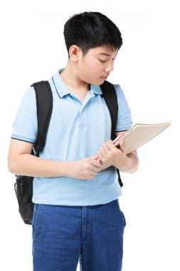 Beyaz arka plan üzerinde okul kırtasiye ile Sevimli asya çocuk .