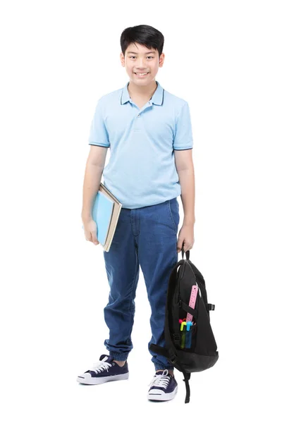 Милый азиатский ребенок со школьной канцелярской принадлежностью на белом фоне  . — стоковое фото