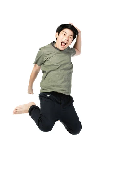 Retrato de un niño asiático feliz saltando aislado sobre blanco —  Fotos de Stock