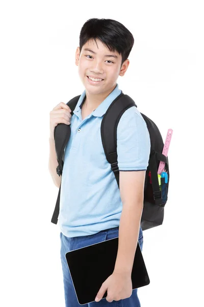 Мила азіатська дитина з шкільними канцелярськими приладдям на білому тлі  . — стокове фото