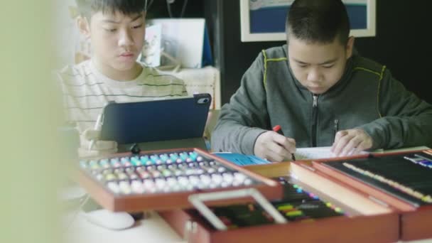 Happy Little Boy Doet Huiswerk Kind Zittend Aan Balie Thuis — Stockvideo