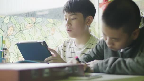 Glücklicher Kleiner Junge Der Seine Hausaufgaben Mit Dem Tablet Computer — Stockvideo