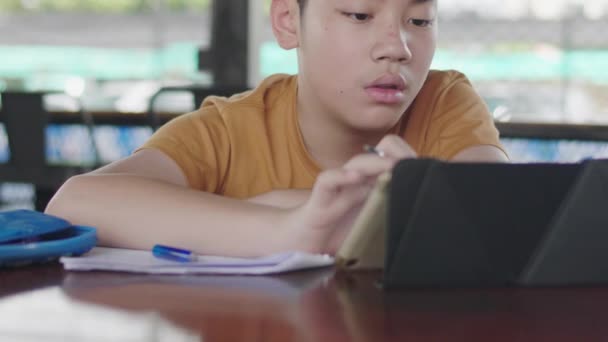 Feliz Niño Haciendo Tarea Con Tableta Asiático Niño Sentado Escritorio — Vídeo de stock